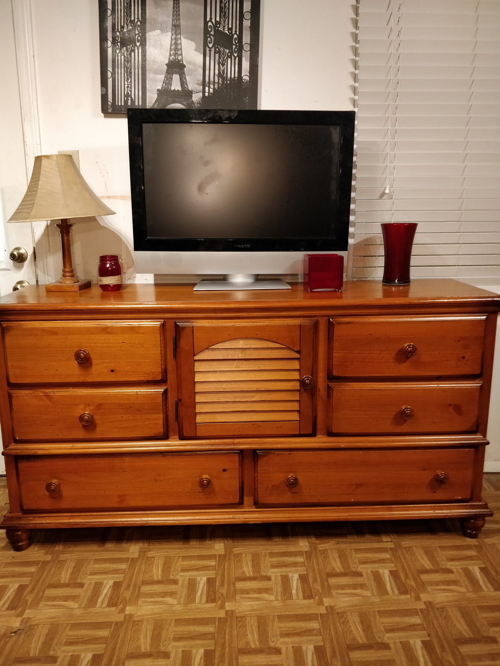 Nice solid wood ROTTA FURNITURE dresser with 6 drawers and cabinet in very good condition, all drawers sliding smoothly. L68"*w18.5"*H35.5"