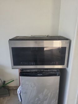 Samsung Stainless Steel Over The Range Microwave Oven.
