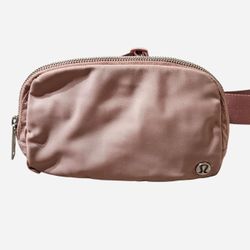 Lululemon Everywhere Belt Bag 1L – Black – Adjustable Strap