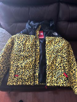 SUPREME x THE NORTH FACE Nuptse Jacket Yellow Leopard