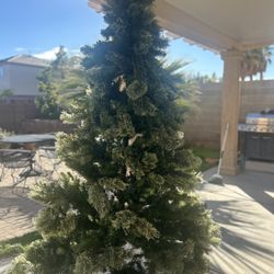 vendo árbol de nsvidad en buen estado  ssize 7 pies
