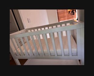 BABY BASSINET MUST GO!!!GIVE ME YOUR BEST OFFER!!