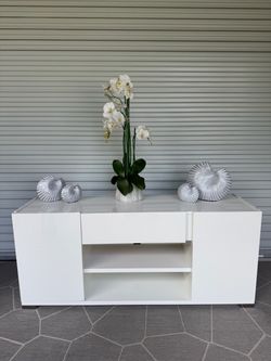 White Modern Entertainment / Sideboard Stand - Italy - Model Home Furniture