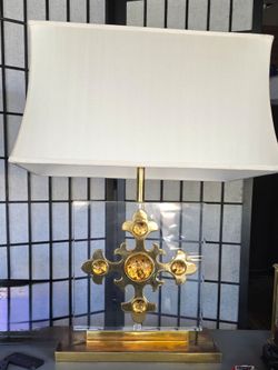 Hollywood Regency style brass and lucite table lamp featur