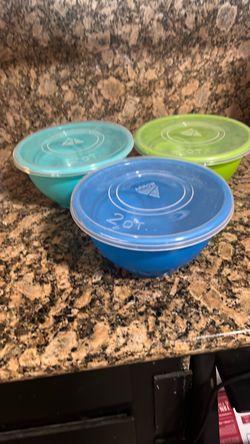 3 bowls with lids 2QT size