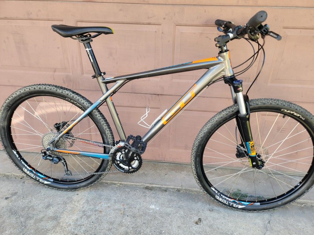 GT AVALANCHE PRO. Mountain Bike 
