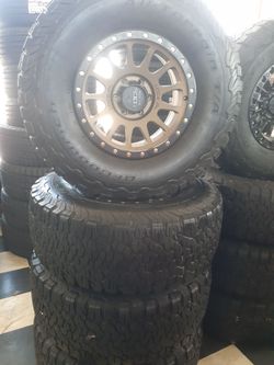 Bendo un set de Rines nuevos con llantas usados 31570R17 para FORD