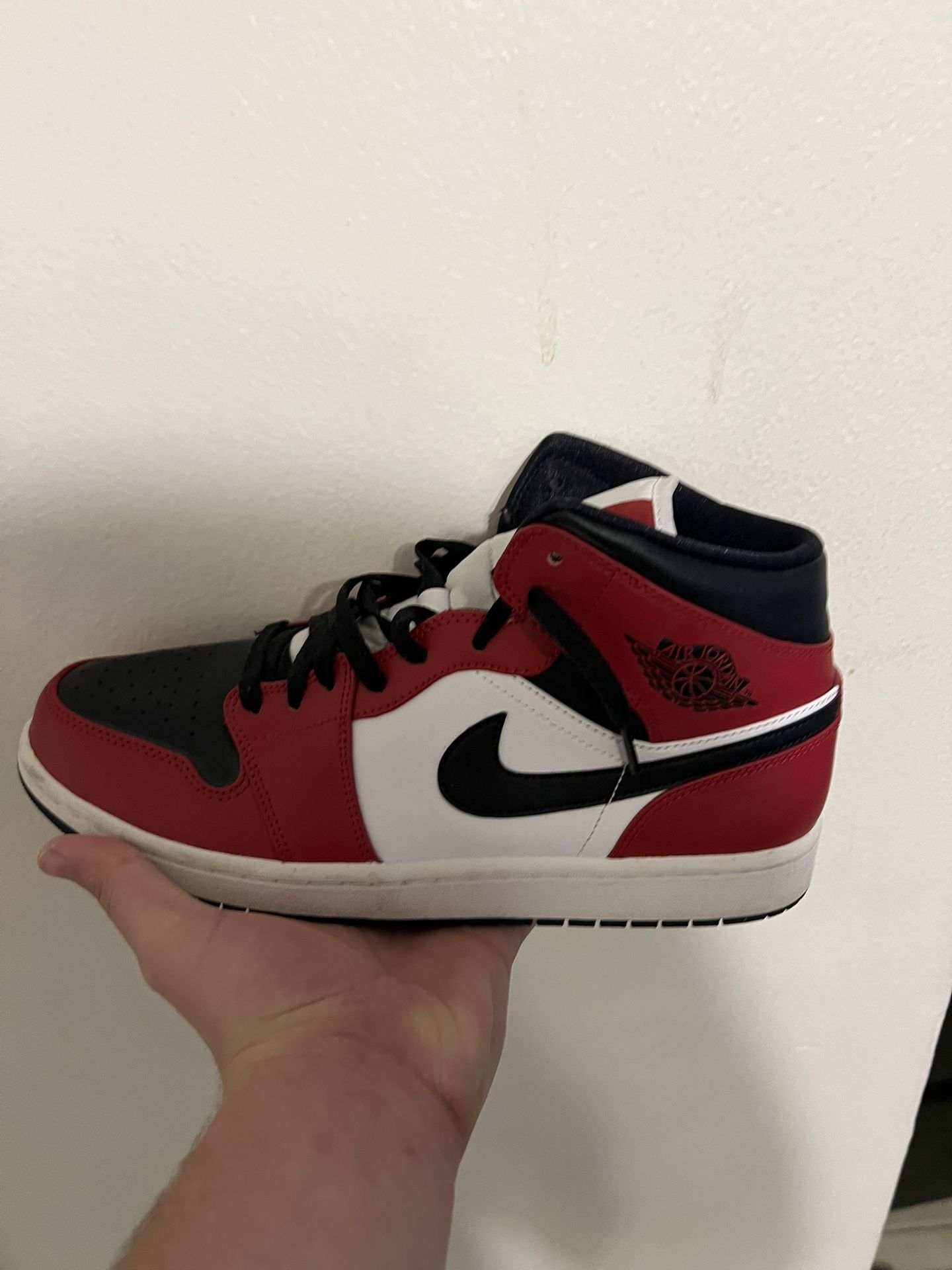 Jordan 1 Mid Chicago Black Toe