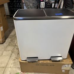 New Trash Cans With Foot Pedals - Different Colors - Sizes - See Pics 