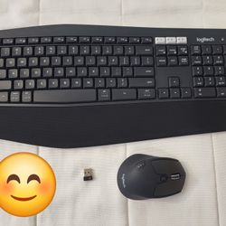 Logitech MK850 Wireless Keyboard and M720 Triathlon Mouse Combo USB Bluetooth (Pair up to 3 device)