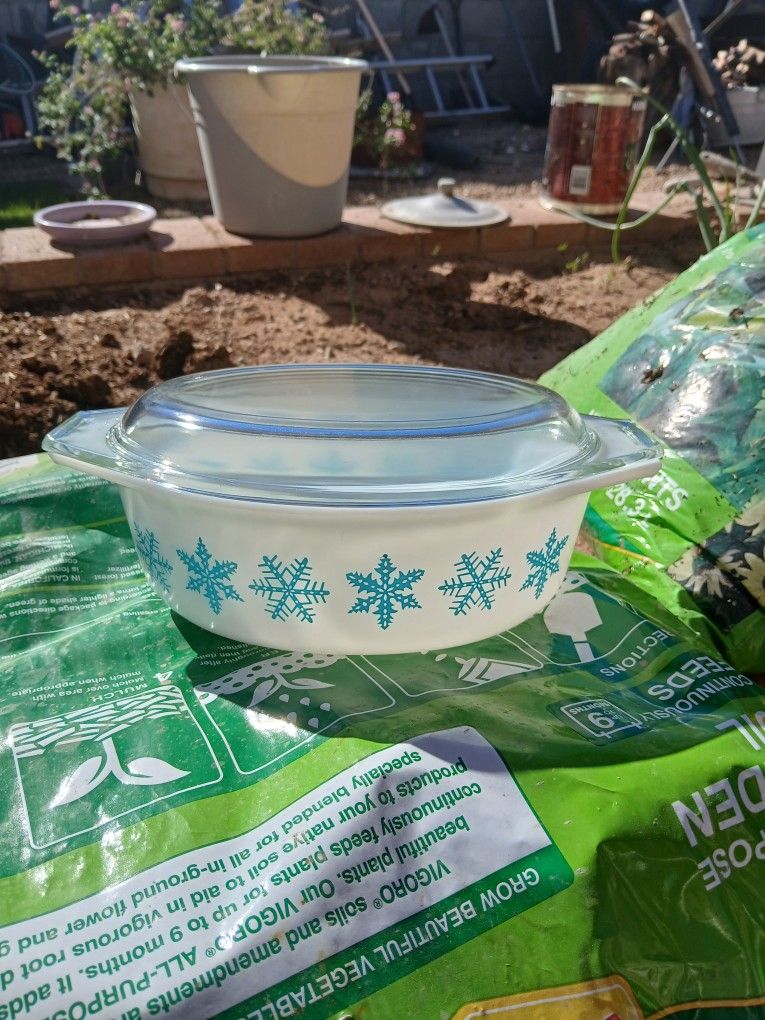 Vtg. Pyrex Snowflake 1.5qt. Casserole W/L