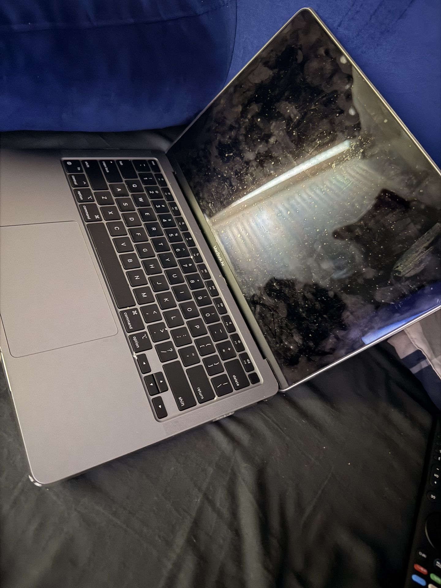 Selling MacBook Laptop And iPad Air