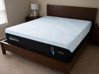 Tempur-Pedic LuxeAdapt Medium Hybrid Queen Mattress