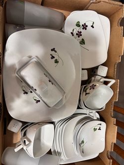 Porcelain set that will be sold in parts. Pictures will come later