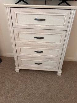 White dresser with 4 drawers