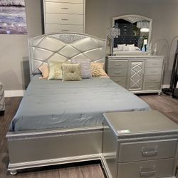 Brand NEW!! 4-PIECE QUEEN bedroom set with Amazing Price!! Bedframe, nightstand,Dresser and Mirror.