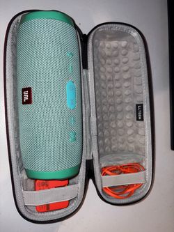 JBL Charge 3 Bluetooth Speaker – Great Condition – Original Box, Cable + Carrying Case
