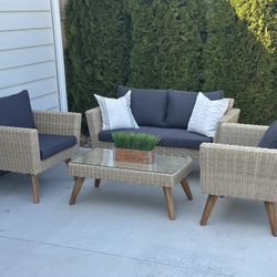 (Free Delivery) Beautiful 4 Piece Outdoor Patio Conversation Set!