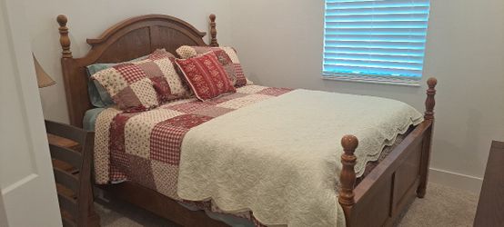 Queen Bedroom Set, With 2 Nightstands, A TV And TV Sta