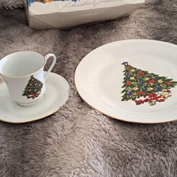 Christmas 32 Piece Dish Set