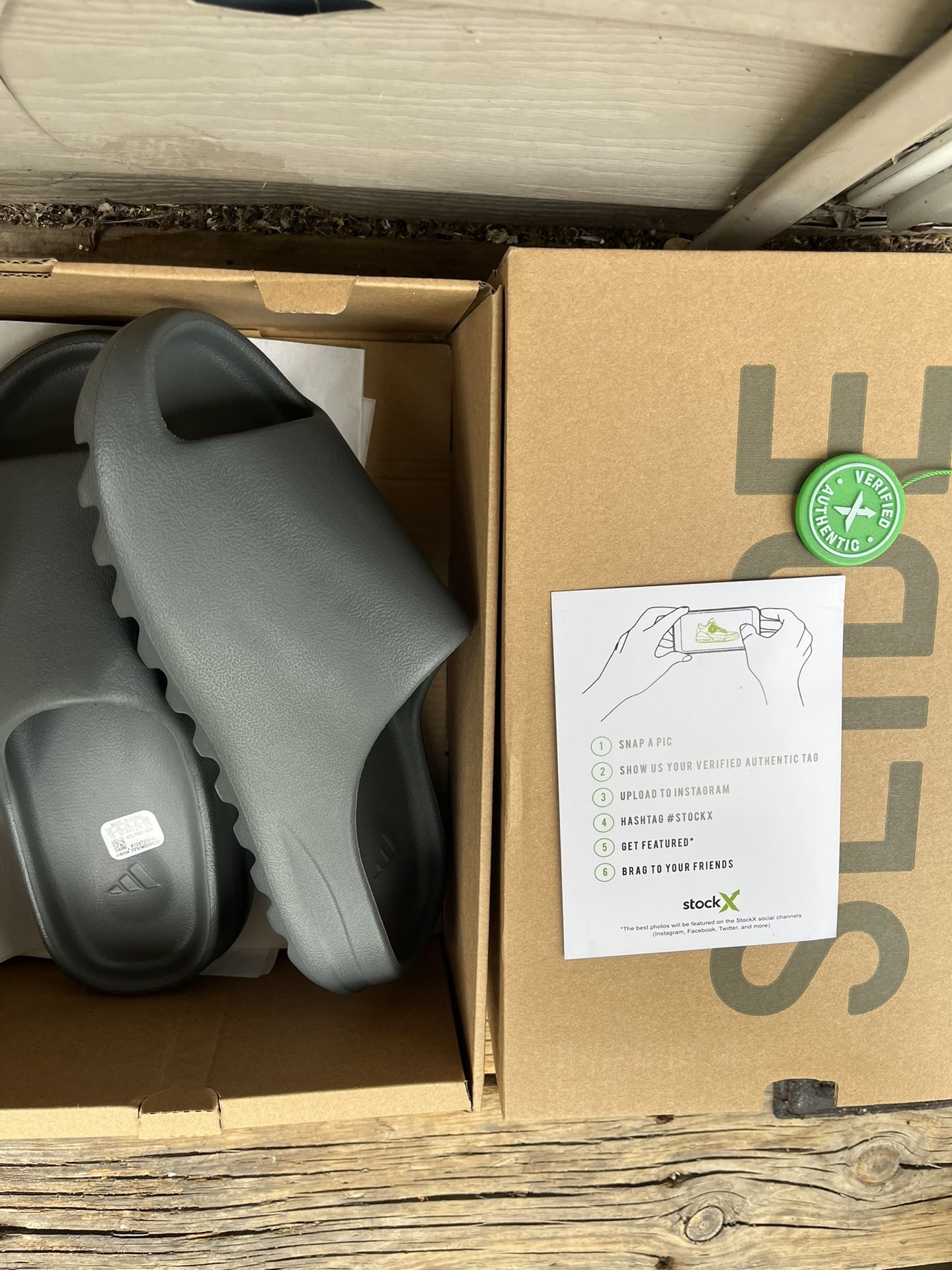 10 Onyx Yeezy Slides New