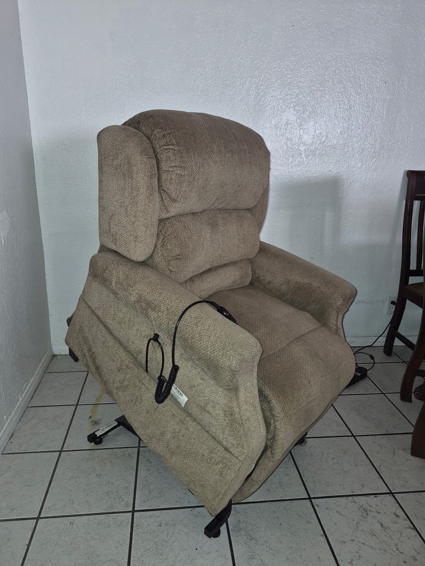 Electrical stand up recliner