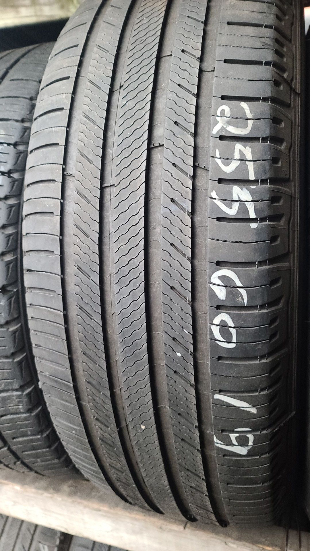 255 60 19 (1) CANT FIND THIS SIZE? I HAVE IT used tire FREE installation and balance