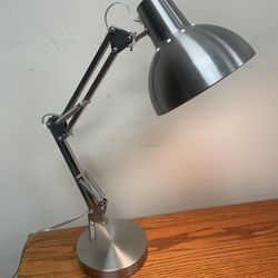 26-in Adjustable Brushed nickel Desk Lamp, Metal Shade Lámpara de escritorio ajustable de níquel