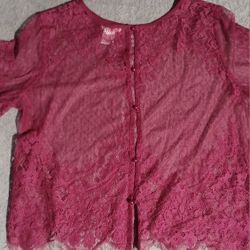 Women's Size MEDIUM Short Sleeve Embroiderd  Summertime Flower