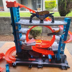 Hot Wheels Ultimate Garage Playset - Huge Loop & Multi-Level Fun
