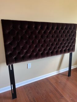 QUEEN/ FULL SIZED HEADBOARD GREAT CONDITION