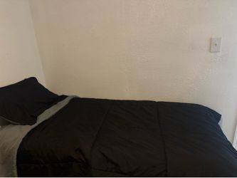 Twin side bed with metal bed frame (cama twin con metal bajo)