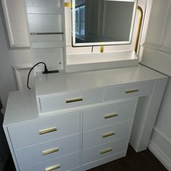 Brand New Vanity Never Usted 