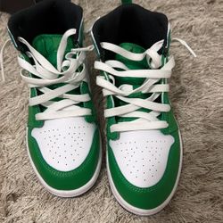 Air Jordan 1 mid  age Lucky green kid’S size 3y