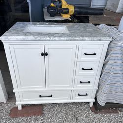 Hi everyone. We have this beautiful vanity model this is new open box have minor scratches but still solid  and the  top it’s different its not the or