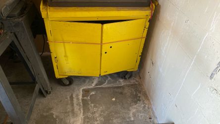 Rolling Paint Cabinet 