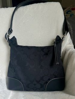 💼 Coach Black Signature Shoulder Bag – Everyday Classic