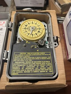 PROGRAM TIME SWITCH WITH 14 DAY SKIPPER MECH.