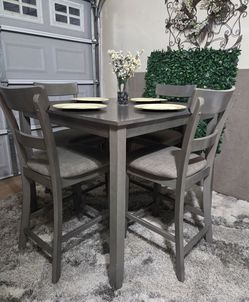 Counter Height Table Set With Its 4 Maching  Chairs ***Delivery Is Available ***
