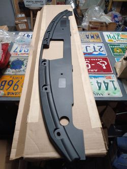 New 11-15 Ford Explorer Upper Grille Bracket Genuine