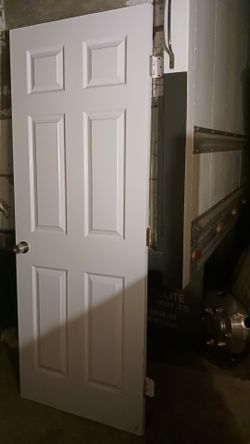 32-in door with hinges and handle new condition
