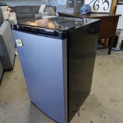 Mainstays 4.4 Cu. Ft. Compact Mini Refrigerator with Freezer