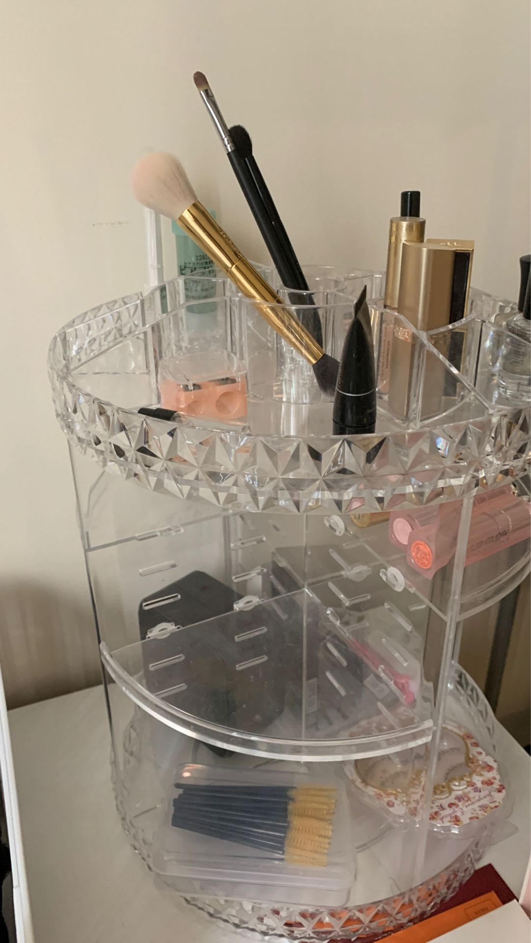 Spinning cosmetic storage