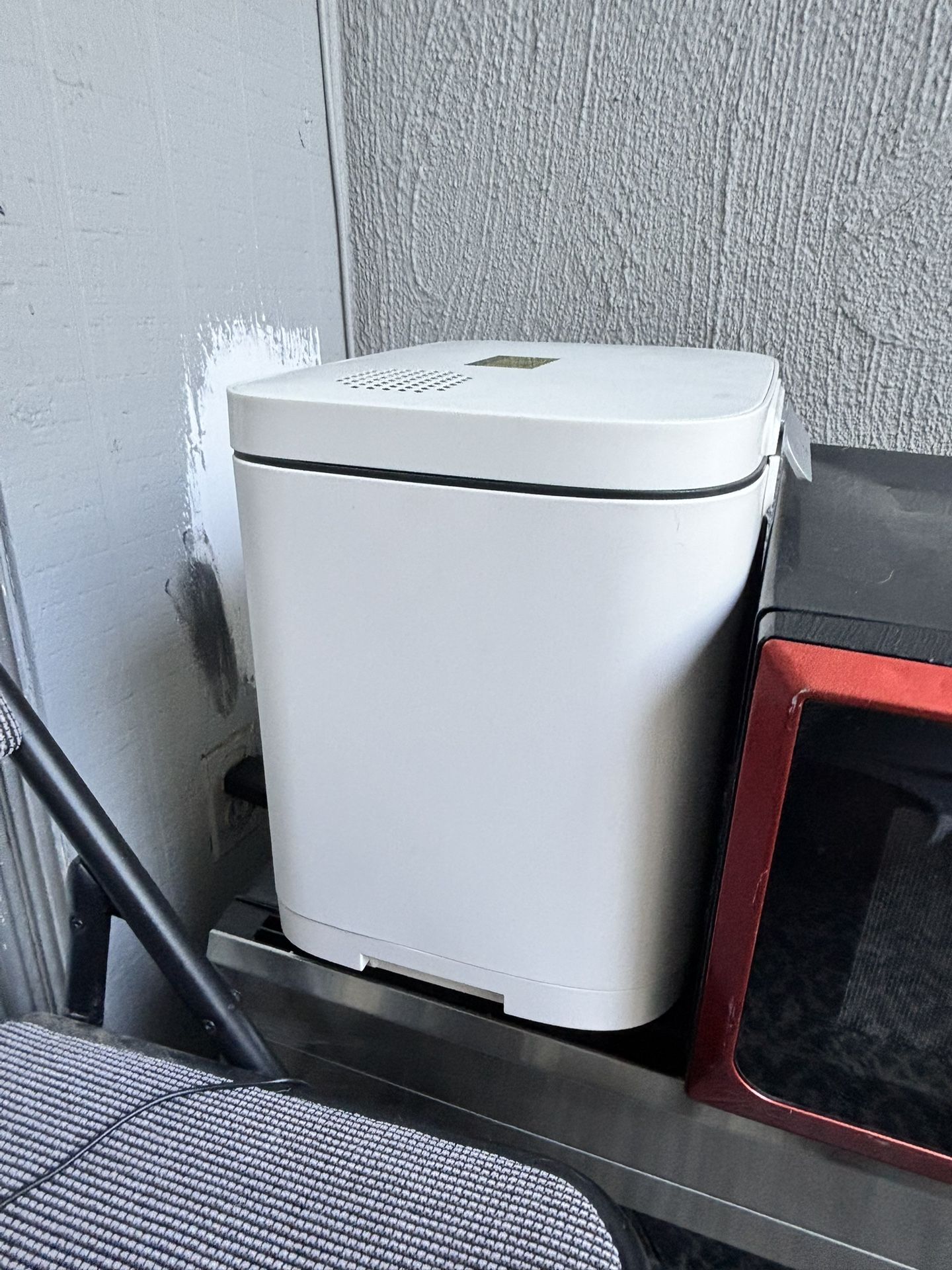 4L electric kitchen composter. It transforms food waste into a nutrient