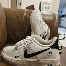Nike AIR FORCE 1 LV8 size 6 Youth