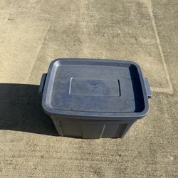 Rubbermaid Roughneck Storage Tote