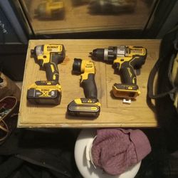 Dewalt Drill Comes With Carger 