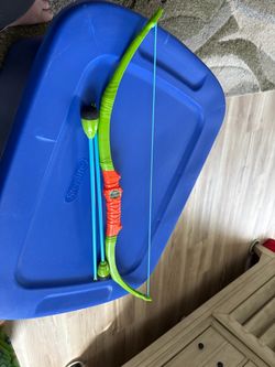 X Shot Bug Attack Bow And Arrow With 2 Arrows. Out Of Box. Shoots Up to 15 Feet
