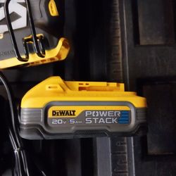 DEWALT BRAD NAILER 18GAUGE WITH BATTERY 20V LITHIUM 5.0 POWER STACK AND CHARGER 