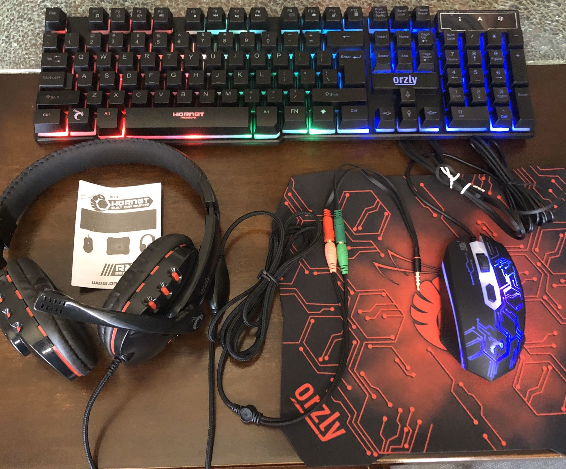 hornet rx250 essential pack. Keyboard, headphones, mouse and Mouse Mat